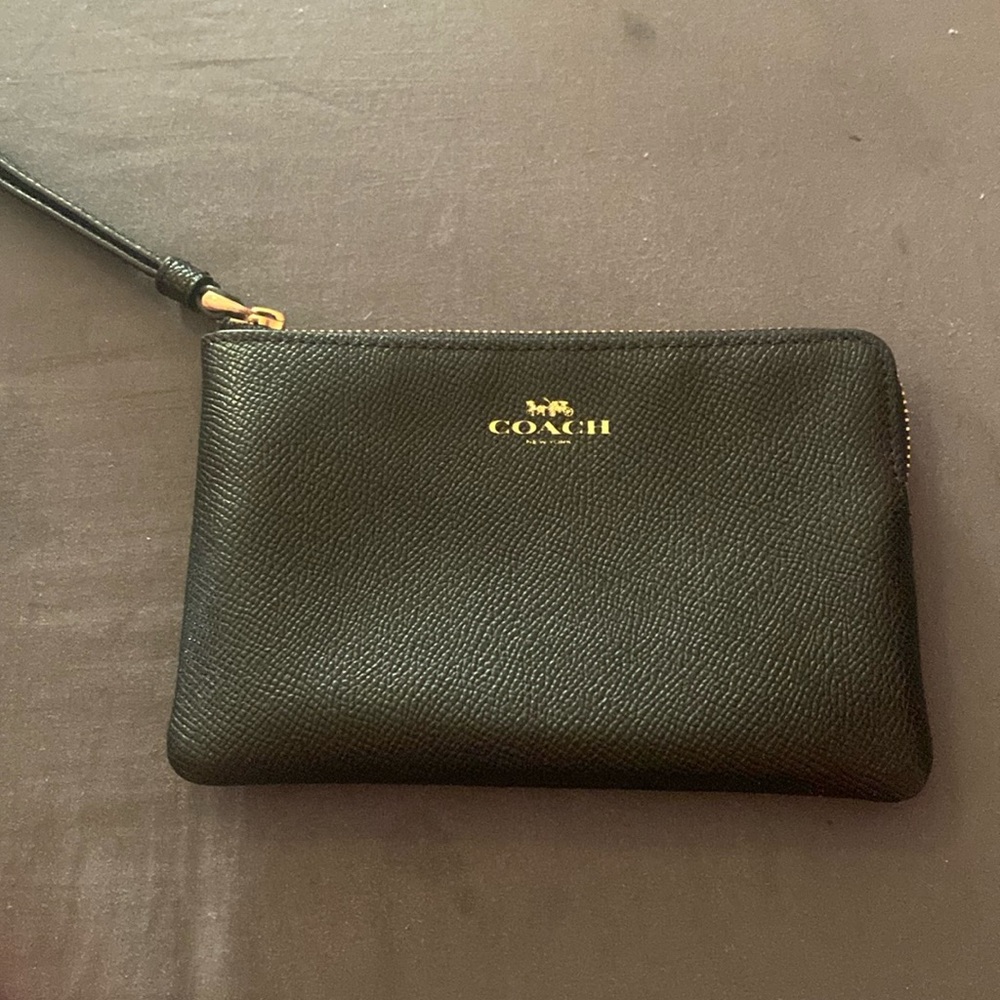 Blue coach wristlet! In amazing condition! Beautiful navy blue leather,